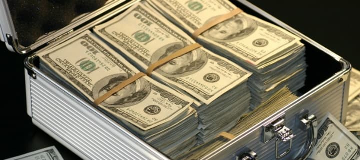 Så tjänade Laura 100 000 kronor på att bli ombokad!